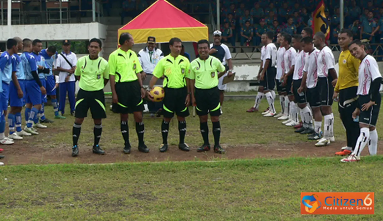 Citizen6, Surabaya: Tim voli putri yang dimotori Serka Rukmini, berhasil menggilas runner up Porwiltim 2011 lalu, tim Marwiltim dengan skor telak 3-2. (Pengirim: Penkobangdikal)