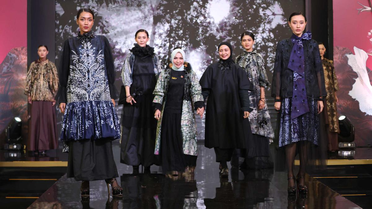 Kain Batik Kawung dan Mega Mendung Jadi Busana Sehari-hari di Tangan 5 Finalis Tata Wastra 2025