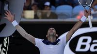 Ekspresi kegembiraan Novak Djokovic setelah mengalahkan Donald Young 6-1, 6-2, 6-4, pada babak pertama Australia Terbuka 2018, Selasa (16/1/2018). (AP Photo/Dita Alangkara)
