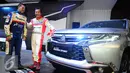 Pereli Nasional, Rifat Sungkar foto bersama dengan Pereli Paris Dakar, Hiroshi Matsuoka saat acara Test Drive and Ride`di Jakarta, Kamis (25/2). (Liputan6.com/Angga Yuniar)