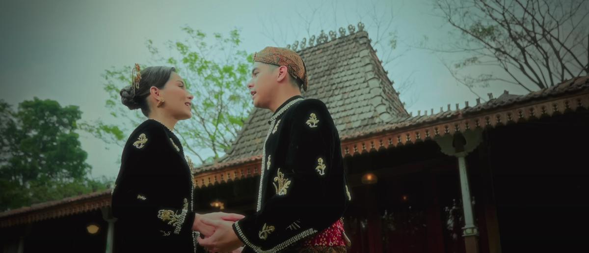 Potret Alyssa Daguisse dan Al Ghazali Pakai Baju Adat Jawa di Video Klip Terbaru Dewa 19