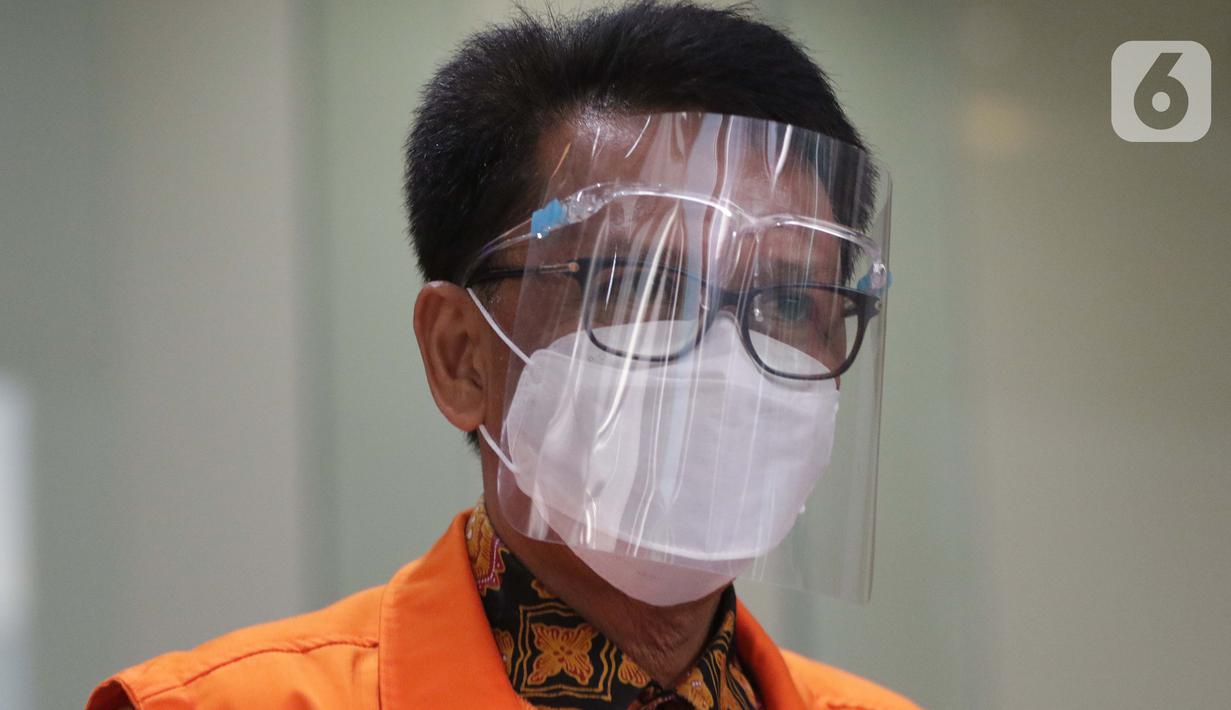 Gubernur Sulawesi Selatan non aktif, Nurdin Abdullah usai pemeriksaan lanjutan di Gedung KPK, Jakarta, Kamis (3/6/2021). Nurdin Abdullah diperiksa terkait dugaan suap dan gratifikasi pengadaan barang dan jasa pembangunan infrastruktur di Pemprov Sulsel 2020-2021. (Liputan6.com/Helmi Fithriansyah)