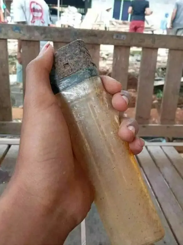6 Potret Pakai Benda Kebesaran Ini Absurd Banget, Kocak