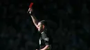 Insiden yang terjadi pada menit kedelapan itu segera mendapat sorotan tajam. Wasit memberikan kartu merah setelah tinjauan VAR. (AFP/Glyn Kirk)