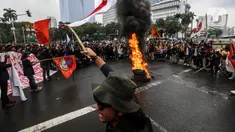 Sejumlah elemen mahasiswa membakar ban bekas saat menggelar demo di kawasan Patung Kuda, Jakarta Pusat (Jakpus), Kamis (8/9/2022). Aksi tersebut untuk menolak kenaikan harga Bahan Bakar Minyak (BBM). (Liputan6.com/Johan Tallo)