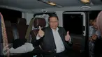 Direktur Utama PT Pelindo II, Richard Joost Lino mengangkat kedua jempol usai menjalani pemeriksaan di Bareskrim Mabes Polri, Jakarta, (9/11/2015). RJ Lino diperiksa selama 10 jam dengan 10 pertanyaan. (Liputan6.com/Gempur M Surya)