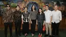 Pada kesempatan ini, Nagita kenakan jaket dan celana denim dari desainer ternama, Toton.  [Foto: Instagram/ Widi Wardhana]