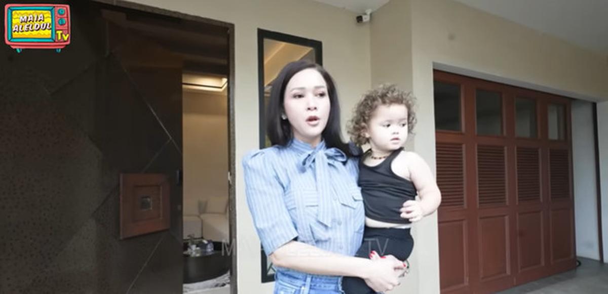6 Potret Ruang Tamu Rumah Maia Estianty yang Simpel tapi Berkelas
