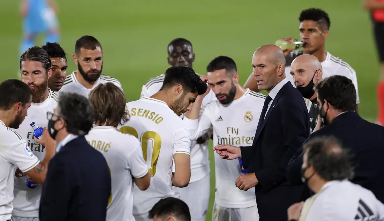 Pelatih Real Madrid Zinedine Zidane berbicara kepada para pemainnya saat menghadapi Valencia pada pertandingan La Liga Spanyol di Estadio Alfredo Di Stefano, Madrid, Spanyol, Kamis (18/6/2020). Real Madrid menang 3-0 lewat dua gol Karim Benzema dan satu gol Marco Asensio. (AP Photo Manu Fernandez)