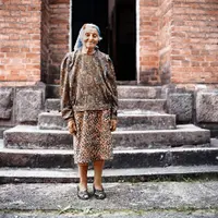 Jadvyga (89), Krakes, Kedainiai distric, Lithuania. (Tadas Kazakevicius/Bored Panda)