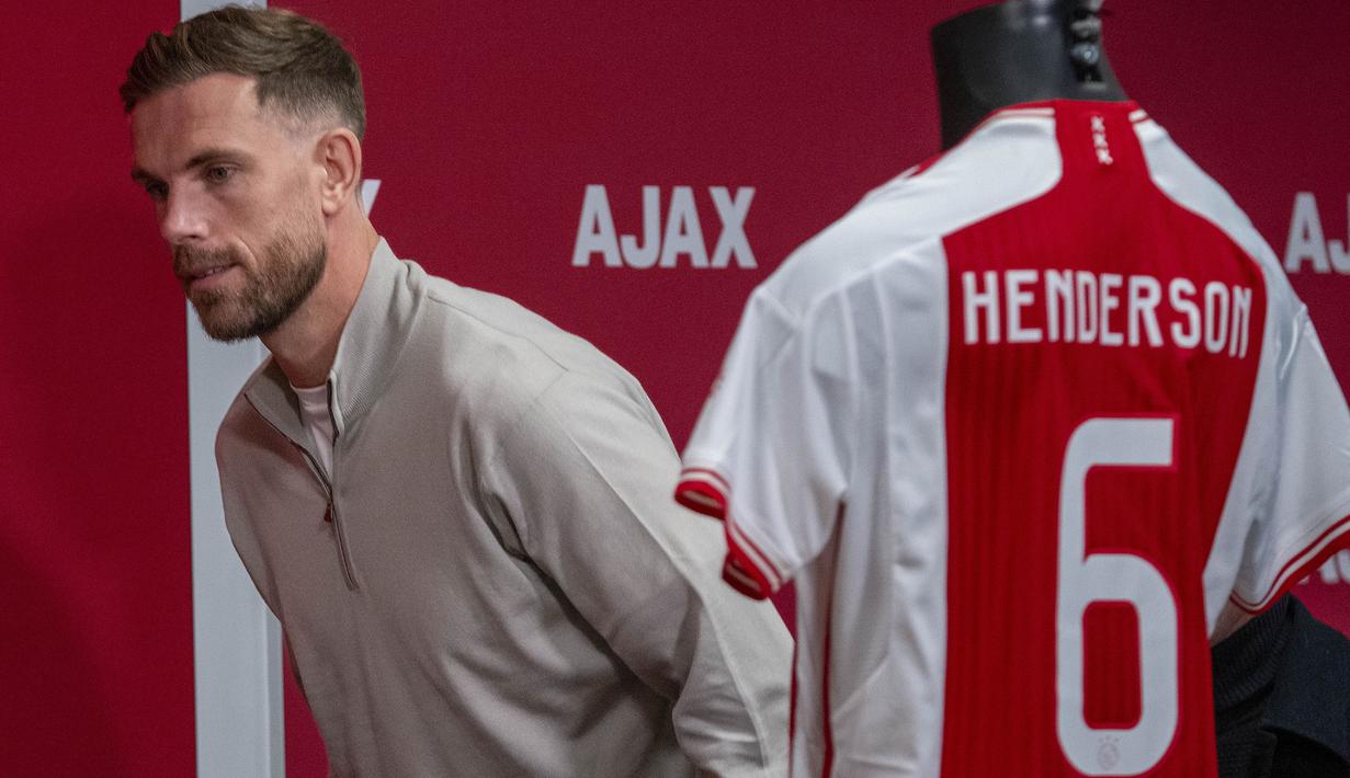 Eks bintang Liverpool, Jordan Henderson baru saja merapat ke Ajax Amsterdam setelah meninggalkan klub Arab Saudi Al Ettifaq pada bursa transfer pemain musim dingin 2023/2024. Resmi diperkenalkan pada Kamis (18/1/2024) waktu setempat, Jordan Henderson dipastikan akan menggunakan nomor punggung 6 yang terbilang keramat karena pernah digunakan beberapa legenda Ajax Amsterdam, seperti Ronald Koeman, Marco van Basten hingga Dennis Bergkamp. Sebelum Jordan Henderson, ini dia daftar 5 pemain terakhir Ajax yang menggunakan nomor punggung 6. (AP Photo/Peter Dejong)