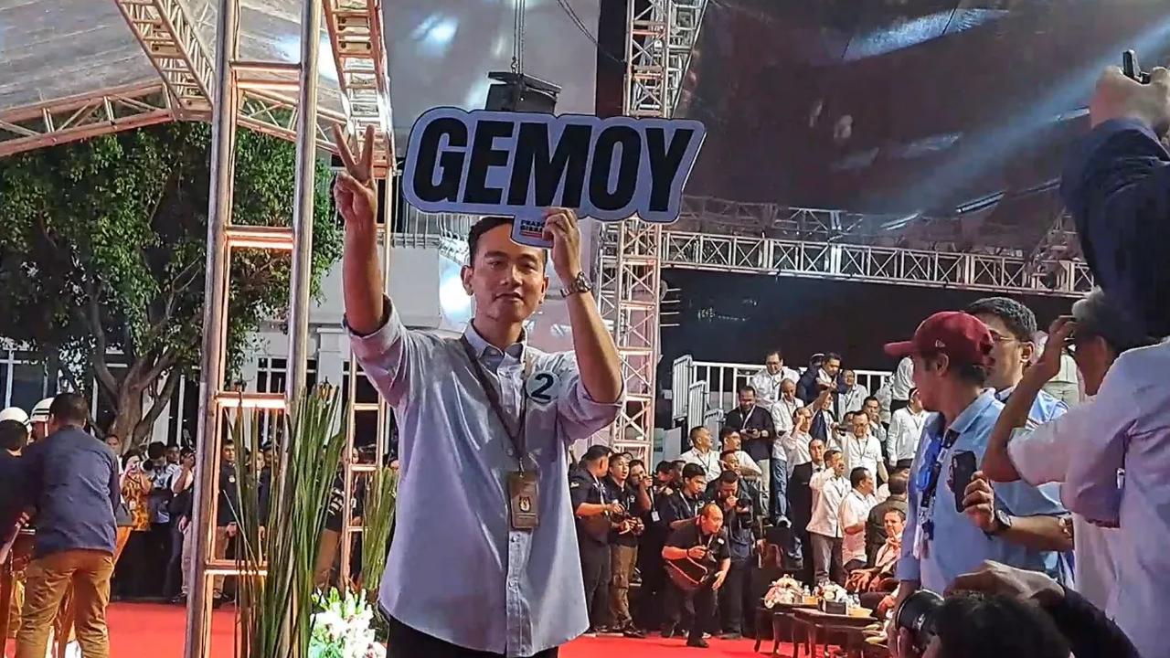 <br>Dalam kesempatan lain, Gibran juga menanyakan siapa penyebar isu tersebut.&nbsp;<br>