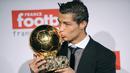 Ballon d'Or pertama. Cristiano Ronaldo meraih trofi Ballon d'Or pertamanya bersama Manchester United di musim 2007/2008, menyamai torehan George Best pada tahun 1968. Ia mengalahkan Lionel Messi (Barcelona) dan Fernando Torres (Liverpool) sebagai nominasi. (Foto: AFP/Franck Fife)