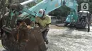 Pekerja menggunakan kendaraan alat berat saat menyelesaikan perbaikan tanggul jebol di Kompleks Perumahan Pantai Mutiara, Pluit, Jakarta, Minggu (7/6/2020). (Liputan6.com/Iqbal S. Nugroho)