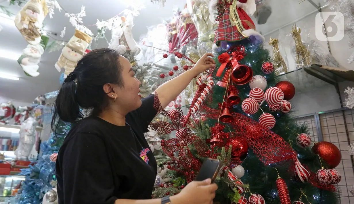 Jelang perayaan Natal, Pasar Asemka Jakarta mulai diserbu warga. (Liputan6.com/Herman Zakharia)