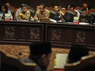 Dirjen Pajak Kemenkeu Ken Dwijugiasteadi (kedua kanan) menghadiri sidang gugatan terhadap UU Pengampunan Pajak (Tax Amnesty) di MK, Jakarta, Rabu (28/9). Sidang mendengarkan keterangan dari saksi ahli yang disiapkan pemohon. (Liputan6.com/Faizal Fanani)