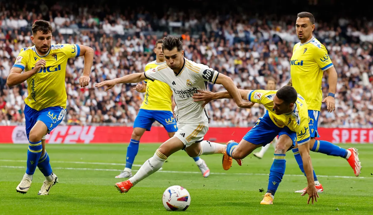 Laga kedua tim berlangsung intens dan sengit. (OSCAR DEL POZO/AFP)