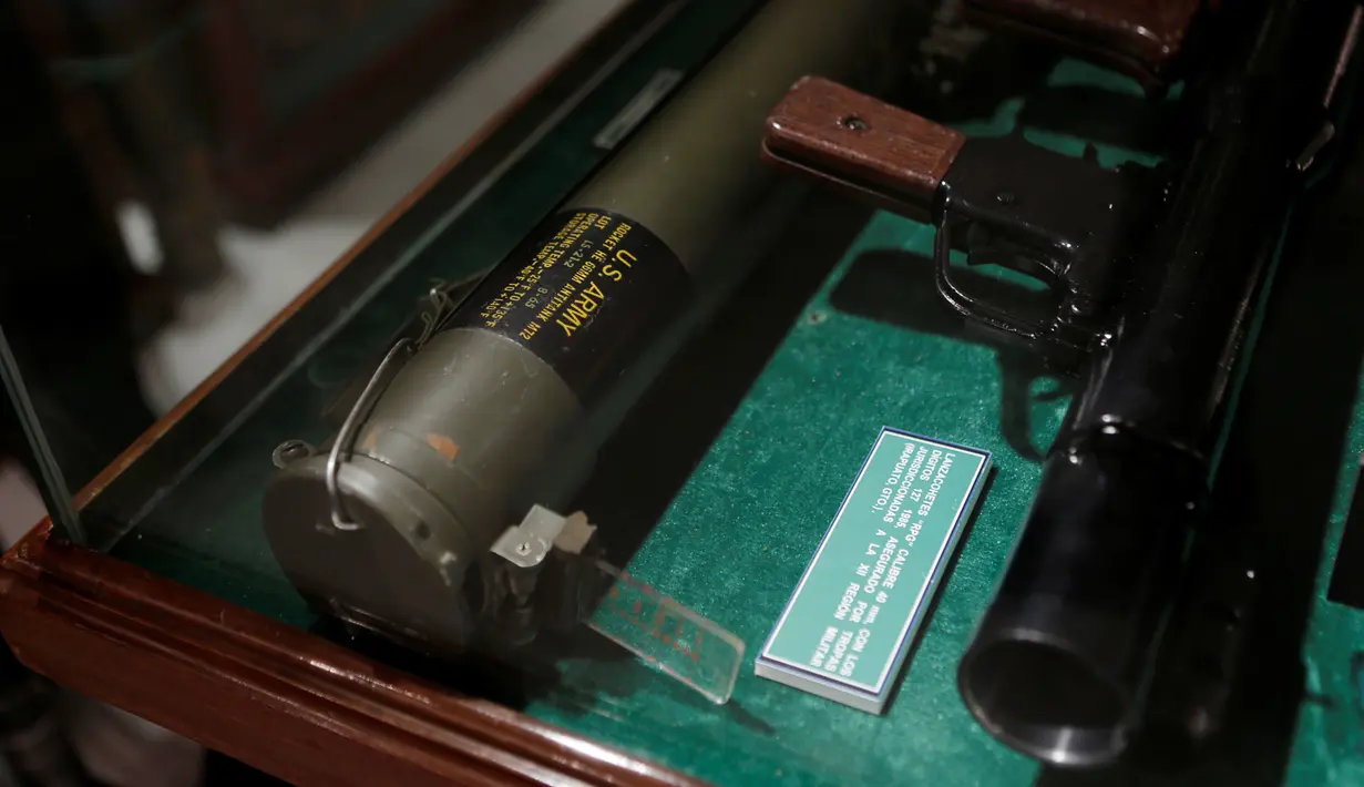 Sebuah roket 66MM Antitank M72 dipamerkan di Museum Narkoba, di markas Departemen Pertahanan di Meksiko, (14/10). (REUTERS/Henry Romero)