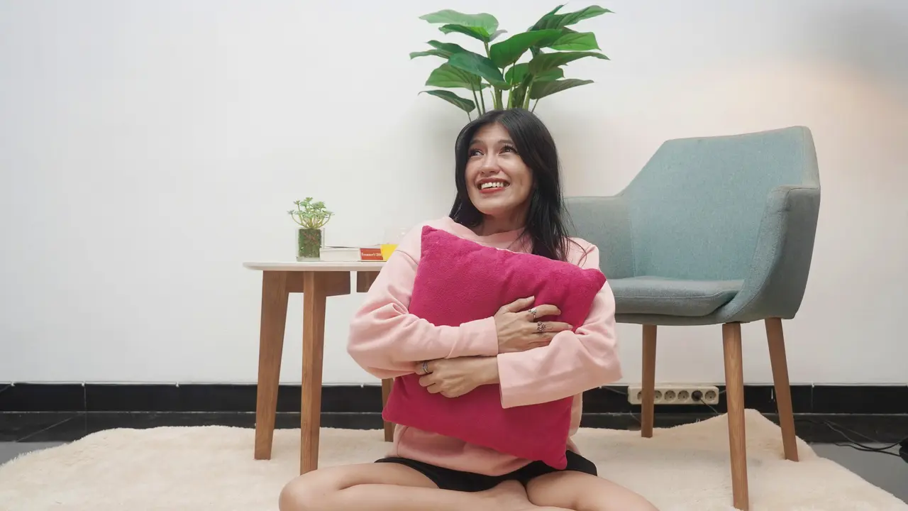 wanita november senyum ceria bahagia