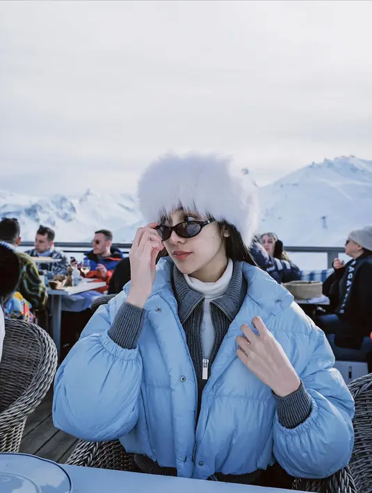 Cantiknya Anya Geraldine yang tampil natural saat menikmati waktu liburannya di Paris. Mana potret gaya makeup natural artis saat liburan keluar negeri, Sahabat FIMELA? [Foto: Instagram/anyageraldine]