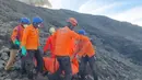 Imbas erupsi tersebut hujan abu pun terjadi hingga ke kaki bukit Gunung Marapi yang menyebabkan jarak pandang tim SAR gabungan terganggu. (Handout / BASARNAS / AFP)