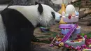 Panda raksasa bernama Shunshun menikmati kue ulang tahun di Taman Margasatwa dan Kebun Raya Tropis Hainan di Haikou, Provinsi Hainan, China selatan, pada 27 Agustus 2020. Taman tersebut mengadakan perayaan ulang tahun ketujuh untuk dua panda raksasa pada Kamis (27/8). (Xinhua/Pu Xiaoxu)