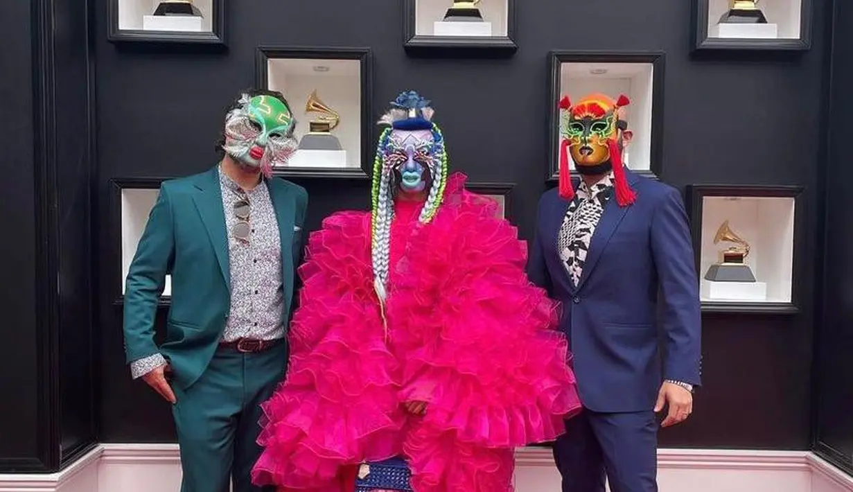 Ini tampilan nyentrik grup music asal Kolombia, Bomba Estereo. Penampilan mereka dengan busana warna menyala beserta topeng sukses mencuri perhatian publik. (Instagram/bombaestereo).