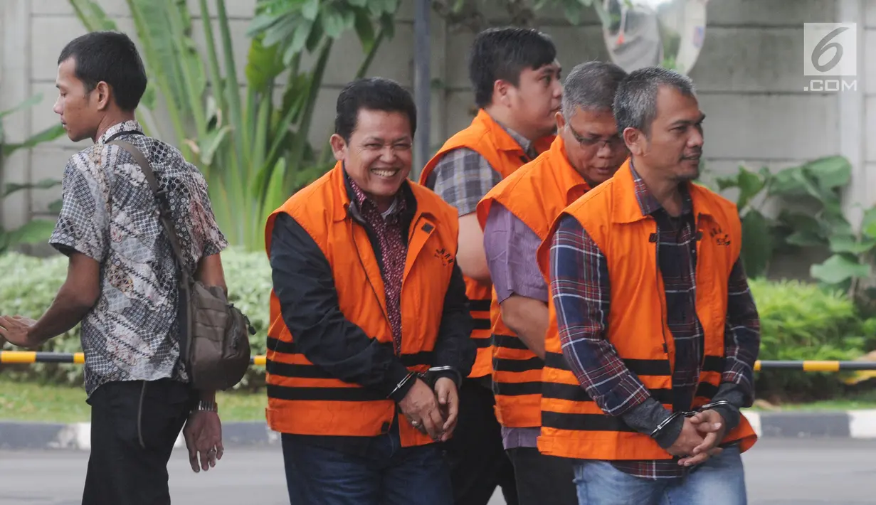 Walikota Pasuruan Setiyono, Plt PUPR Pakpak Bharat David Anderson Karosekali, PPK SPAM Toba 1 Donny Sofyan Arifin dan PPK SPAM Lampung, Anggiat Partunggul Nahot Simaremare tiba di gedung KPK, Jakarta, Rabu (16/1). (Merdeka.com/Dwi Narwoko)
