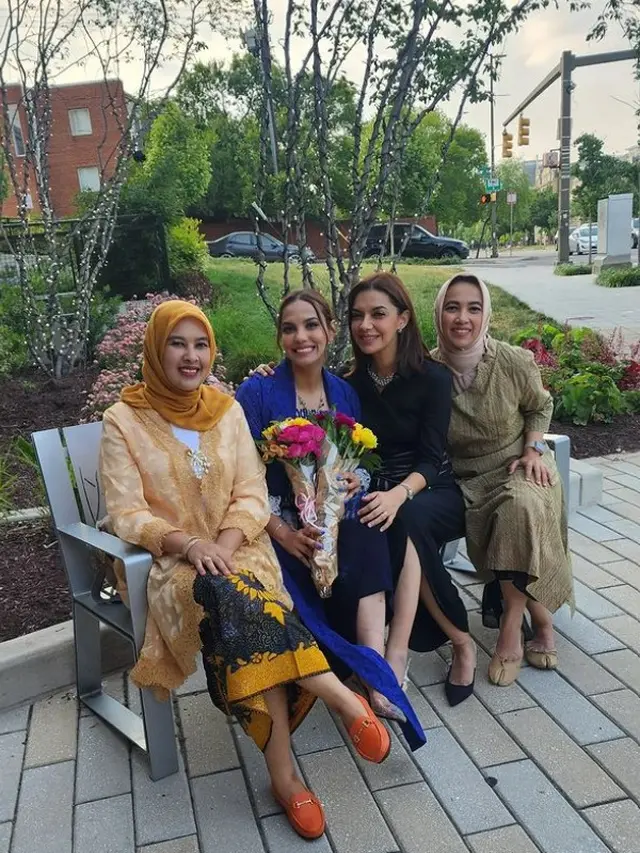 Najwa Shihab di wisuda adiknya (Instagram/najwashihab)