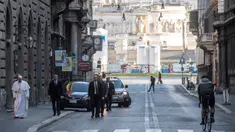 Paus Fransiskus berjalan menuju St. Marcello al Corso di Roma, Italia, Minggu (15/3/2020). Di tengah lockdown akibat virus corona COVID-19, Paus meninggalkan Vatikan dan mengunjungi Basilica of Santa Maria Maggiore serta St. Marcello al Corso untuk berdoa. (Vatican News via AP)