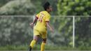 Gelandang Sumatra Selatan, Nisma Francida, merayakan gol yang dicetaknya ke gawang Bangka Belitung pada laga final Piala Pertiwi di NYTC Sawangan, Depok, Jumat (3/5). Sumsel menang 2-1 atas Babel. (Bola.com/Vitalis Yogi Trisna)