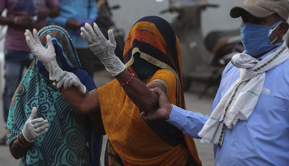 Seorang kerabat pasien yang meninggal karena COVID-19, berduka di luar rumah sakit pemerintah khusus COVID-19 di Ahmedabad, India, pada Selasa (27/4/2021). Kasus virus corona di India melonjak lebih cepat dari tempat lain di dunia. (AP Photo/Ajit Solanki)