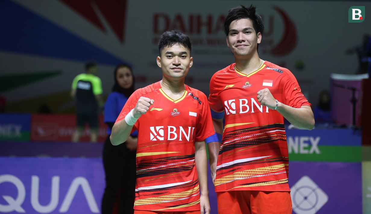 <p>Ganda putra Indonesia, Leo Rolly Carnando/Daniel Marthin berpose setelah mengalahkan pasangan China, Xie Hao Nan/Zheng Wei Han pada babak 16 besar Indonesia Masters 2024 di Istora Senayan, Jakarta, Kamis (25/1/2024). Leo/Daniel menang dengan skor 21-16, 21-17. (Bola.com/M Iqbal Ichsan)</p>