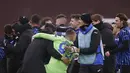 Para pemain Atalanta melakukan selebrasi di akhir pertandingan grup D Liga Champions usai mengalahkan Ajax di Johan Cruyff ArenA di Amsterdam, Belanda, Kamis (10/12/2020). Atalanta memenangkan pertandingan 1-0.  (AP Photo/Peter Dejong)