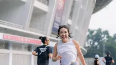 Keseruan Gisella Anastasia lari di GBK. Tetap pamer senyuman meskipun kelelahan. (Foto: Instagram/ gisel_la)