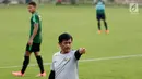 Pelatih Timnas Indonesia U-22, Indra Sjafri, saat latihan di Lapangan ABC, Senayan, Jakarta, Jumat (11/1). Latihan sekaligus seleksi pemain ini untuk persiapan turnamen Piala AFF U-22. (Bola.com/M Iqbal Ichsan)