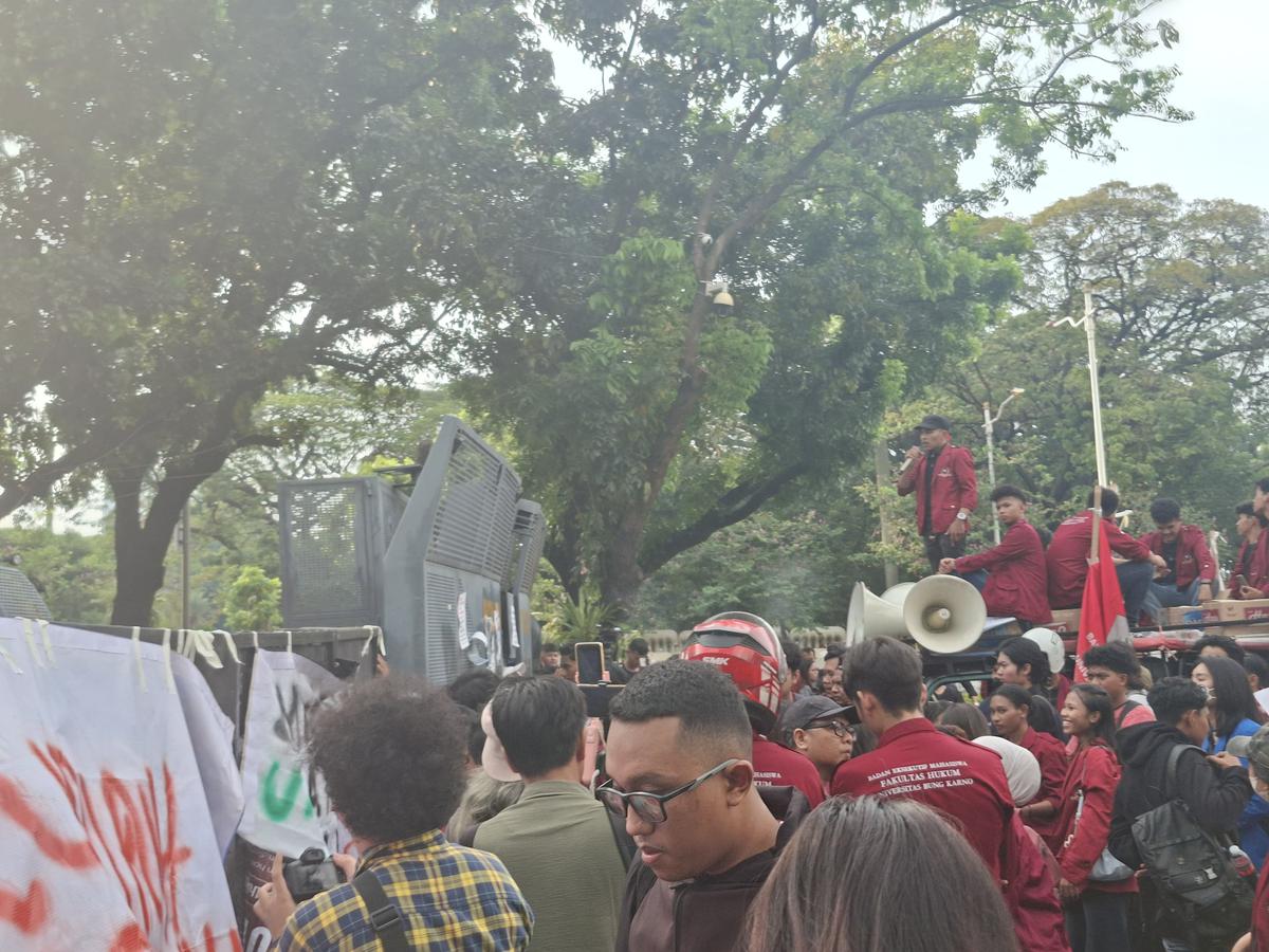 Massa mahasiswa menggelar aksi demonstrasi di kawasan Jakarta Pusat. Mereka terhalang pagar besi kepolisan saat menuju Patung Kuda. (Liputan6/Rifqy Alief)