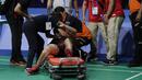 Pebulutangkis Indonesia, Gregoria Mariska, ditandu saat melawan Ratchanok Intanon pada final beregu putri SEA Games 2019 di Muntinlupa Sports Complex, Manila, Selasa (3/12). Kalah 1-3, Indonesia hanya meraih perak. (Bola.com/M Iqbal Ichsan)