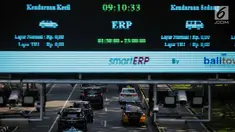 Sejumlah kendaraan melintas dibawah Electronic Road Pricing (ERP) di Jalan Merdeka Barat, Jakarta, Jumat (15/3). ERP yang hingga kini belum digunakan diyakini dapat menekan kemacetan di Ibu Kota pengganti sistem ganjil genap. (Liputan6.com/Faizal Fanani)