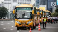 Bus sekolah terparkir di Kawasan Stasiun Sudirman, Jakarta, Jumat (19/6/2020). Dishub DKI Jakarta telah mengerahkan 50 armada bus sekolah untuk membantu mengurai lonjakan penumpang KRL yang ditempatkan di lima stasiun Tanah Abang, Manggarai, Juanda, Sudirman dan Tebet. (Liputan6.com/Faizal Fanani)