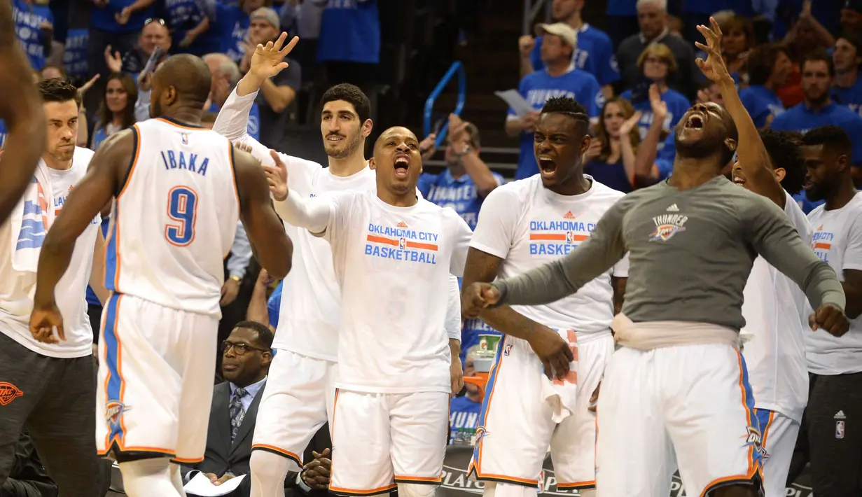 Para Pemain Oklahoma City Thunder  merayakan kemenangan atas San Antonio Spurs pada laga NBA Playoffs game ke-6 semifinal wilayah barat di Chesapeake Energy Arena,Oklahoma City, (12/5/2016). (Mark D. Smith-USA TODAY Sports)