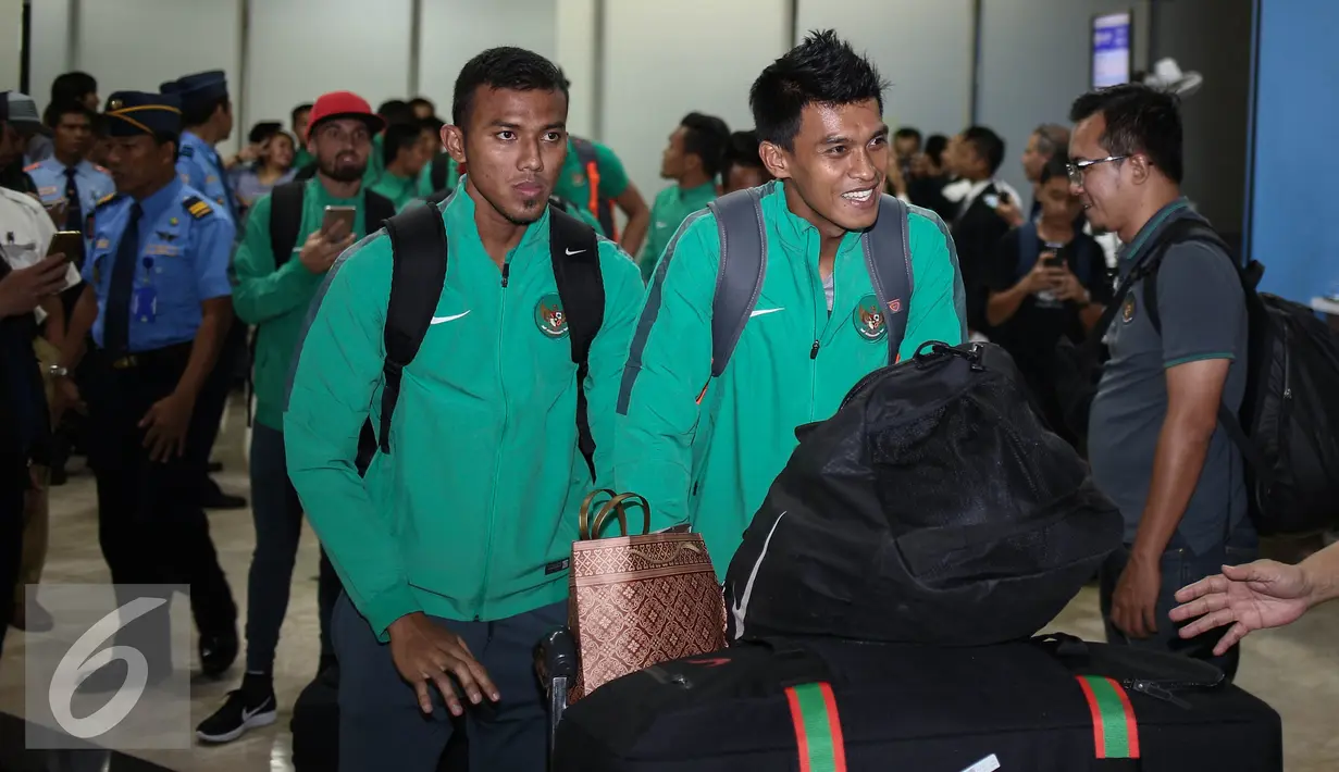 Sejumlah pemain Tim Nasional Indonesia tiba di Bandara Soekarno Hatta, Jakarta, Kamis (8/12). Skuat Timnas berangkat dengan menggunakan pesawat Thai Airways bernomor penerbangan, TG561. (Liputan6.com/Faizal Fanani)