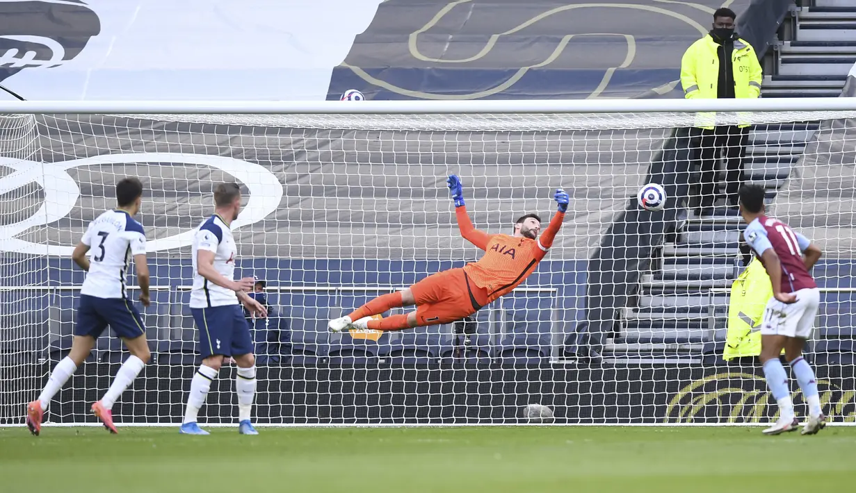 Bek Tottenham Hotspur, Sergio Reguilon (kiri) melakukan gol bunuh diri saat menghadapi Aston Villa dalam laga lanjutan Liga Inggris 2020/2021 pekan ke-37 di Tottenham Hotspur Stadium, Rabu (19/5/2021). Tottenham kalah 1-2 dari Aston Villa . (AP/Daniel Leal-Olivas/Pool)