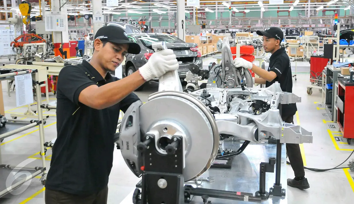 BMW Indonesia klaim hal ini merupakan catatan sejarah karena untuk pertama kalinya dalam 15 tahun berdirinya BMW Indonesia, BMW Seri 7 kini dirakit secara lokal, Jakarta, Rabu (30/11). (Liputan6.com/Angga Yuniar)