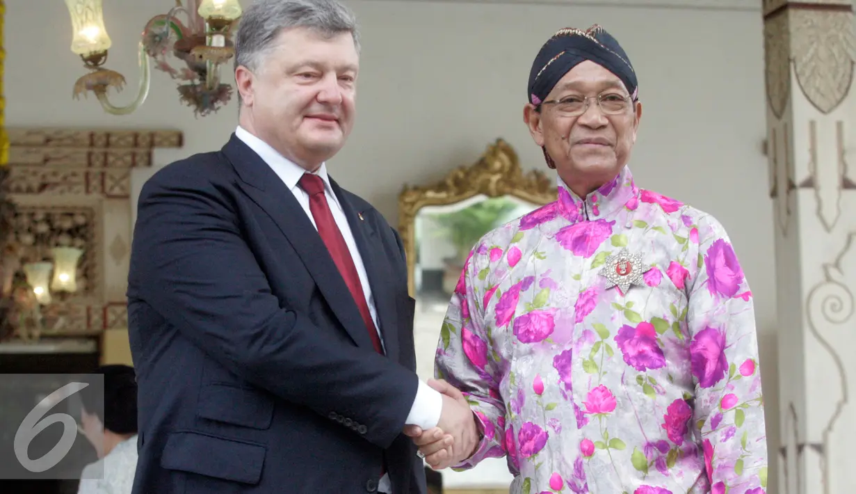 Presiden Ukraina, Petro Poroshenko berjabat tangan Sultan HB X di kraton kesultanan Yogyakarta (6/8). Usai ke kraton, Petro Poroshenko rencananya akan mengunjungi Candi Borobudur dan Prambanan. (Liputan6.com/Boy Harjanto)
