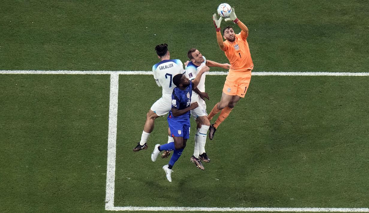 Penjaga gawang Amerika Serikat, Matt Turner (kanan) berhasil menangkap bola diudara dalam pertandingan grup B Piala Dunia 2022 di Al Bayt Stadium, Qatar, Sabtu (26/11/2022). (AP Photo/Hassan Ammar)