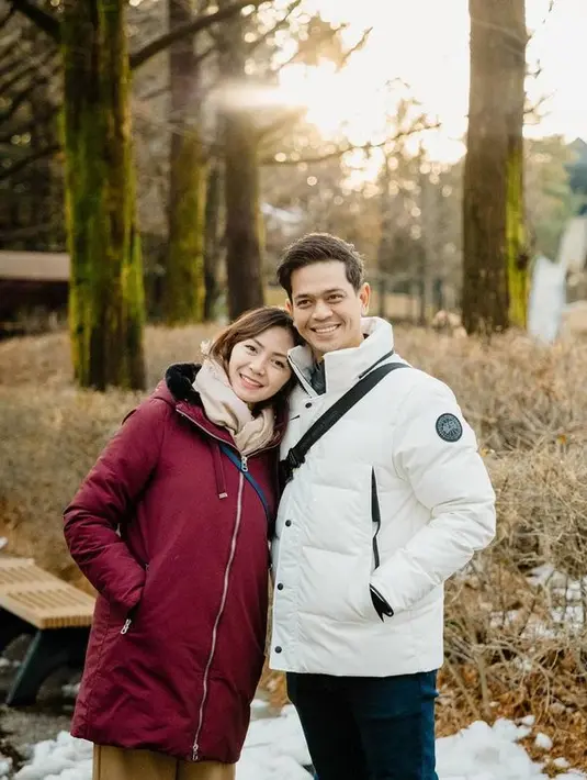 <p>Surya Insomnia mengaku beberapa kali bertanya apakah keluarganya bahagia. Bagi Surya, tujuan hidupnya adalah membahagiakan keluarganya. [Foto: instagram.com/suryainsomnia]</p>