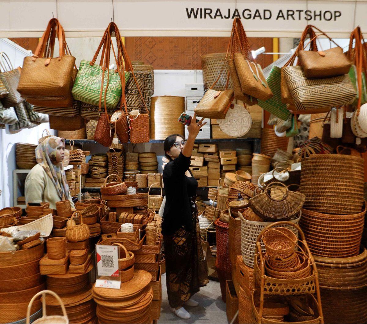 Pengunjung melihat produk kerajinan tangan pada pameran International Handicraft Trade Fair (Inacraft) 2024&nbsp; di Jakarta Convention Center (JCC), Jakarta, Jumat (1/3/2024).&nbsp;Ajang tahunan Inacraft kembali hadir pada 28 Februari-3 Maret 2024.&nbsp;