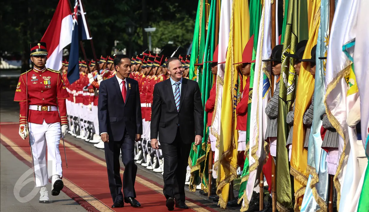 Presiden Joko Widodo berjalan bersama PM Selandia Baru John Key saat upacara penyambutan di Halaman Istana Merdeka, Jakarta,  (18/7). Dalam kunjungan John Key membahas tentang peningkatan hubungan Indonesia-Selandia Baru. (Liputan6.com/Faizal Fanani)