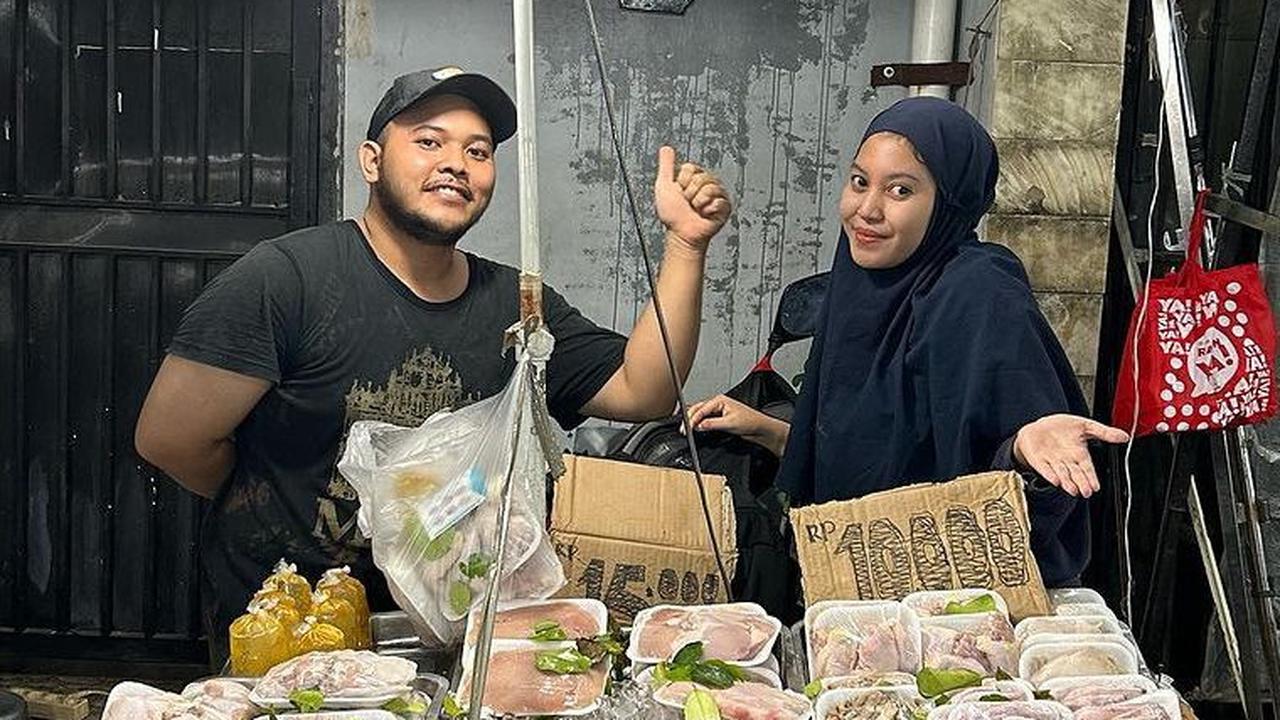 Kisah Wanita Lulusan Sarjana Tak Gengsi Jualan Ayam Potong di Gerobak Motor, 'Yang Penting Jadi Bos di Usaha Sendiri